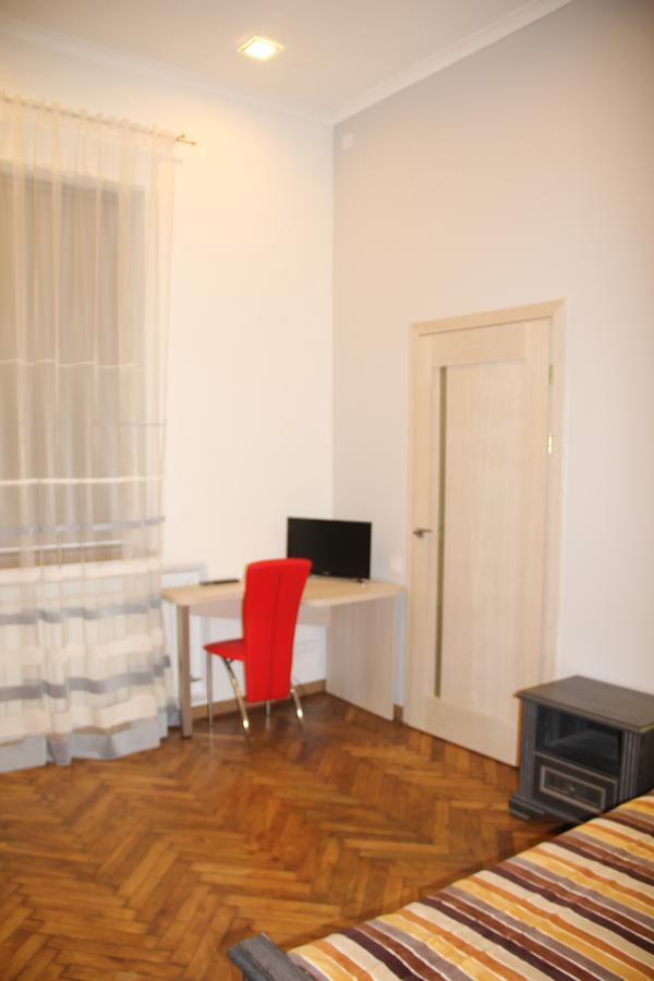 Apartment On Khorvatska Street ลวีฟ ภายนอก รูปภาพ