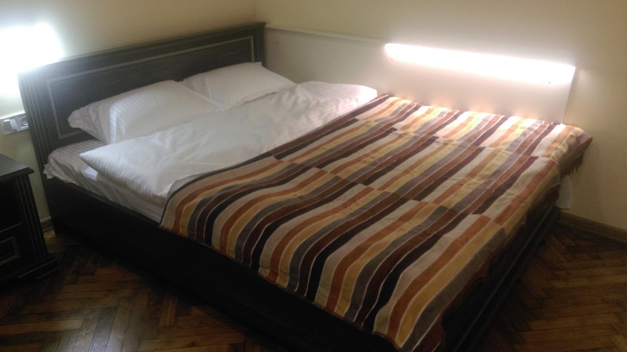 Apartment On Khorvatska Street ลวีฟ ภายนอก รูปภาพ